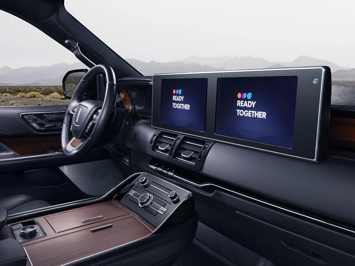 Comparative Analysis of In-vehicle Display Integrated Machine And Traditional Navigation