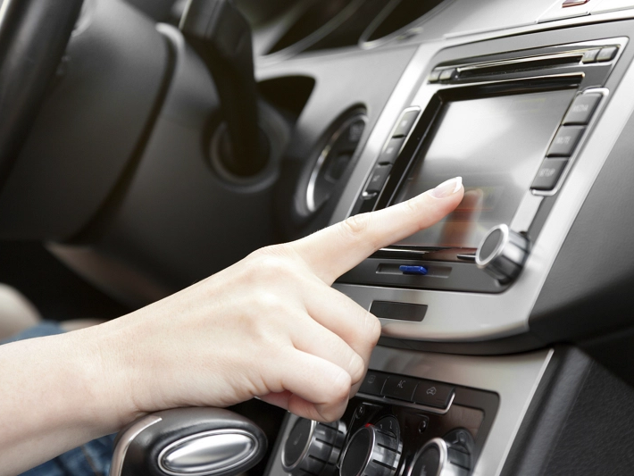 How Touch Screen Technology Improves The Performance of Car Navigation Display Screens？